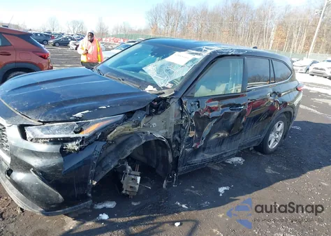 2021 Toyota Highlander L z USA, uszkodzony, nr VIN 5TDCZRBH9MS136012